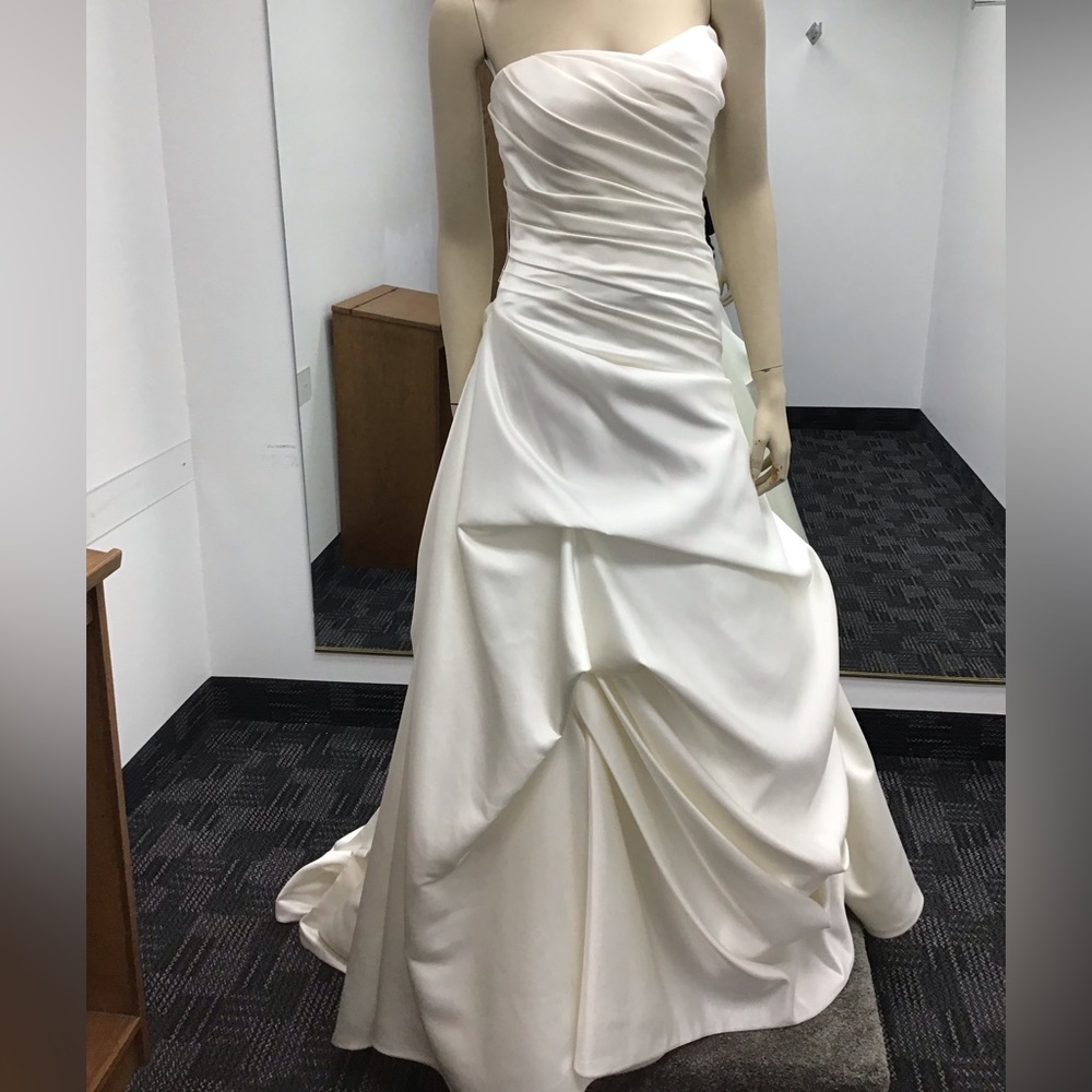 Casablanca Bridal Ivory Wedding gown style #2018 Size 12